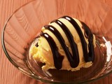 ３・６・５酒場 平塚店のメニュー写真 バニラアイス（チョコレートソース）